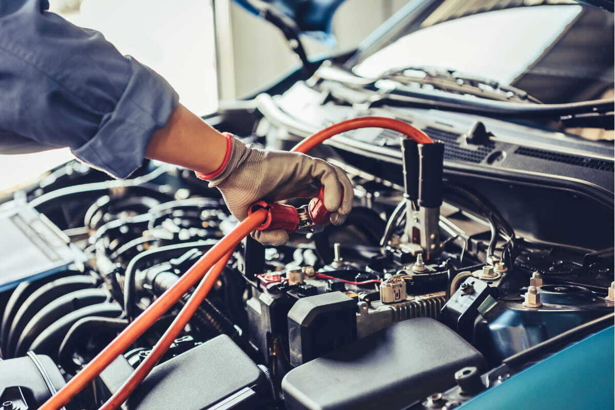 Autosähkäri tekee korjaustöitä Presto koulutus