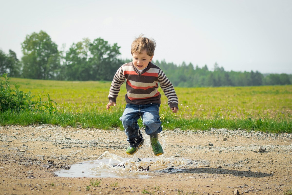 Image_FA_ALL-en_child_jumping_in_puddle2_202505 (Custom)