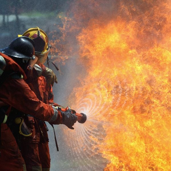 Palomiehet sammuttamassa paloa